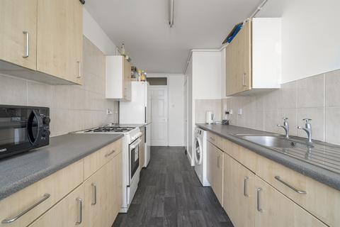 2 bedroom flat for sale, High Road, London