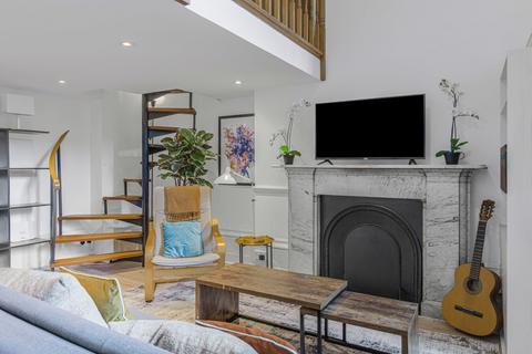 Studio to rent, Lancaster Gate, London W2