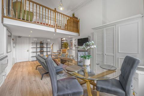 Studio to rent, Lancaster Gate, London W2