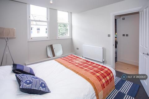 2 bedroom flat to rent, Gilbey Road, London, SW17
