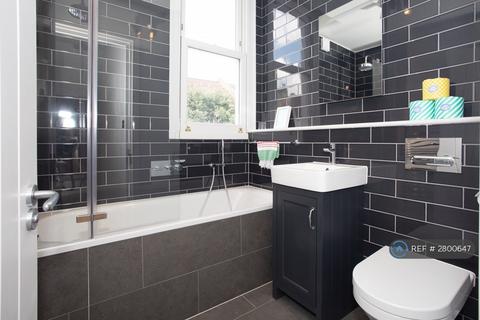 2 bedroom flat to rent, Gilbey Road, London, SW17