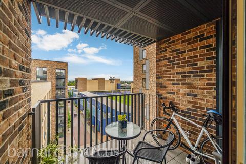 1 bedroom flat for sale, Greyhound Parade, London