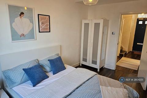 4 bedroom flat to rent, Cluny Estate, London, SE1