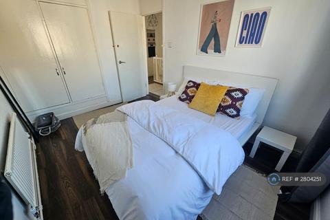 4 bedroom flat to rent, Cluny Estate, London, SE1