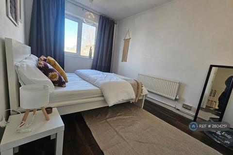 4 bedroom flat to rent, Cluny Estate, London, SE1