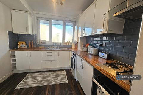 4 bedroom flat to rent, Cluny Estate, London, SE1