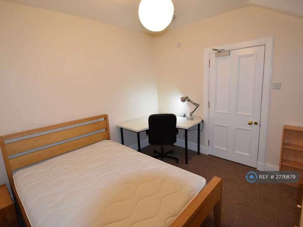 Room 5 - Bright Double Bedroom With Study Space