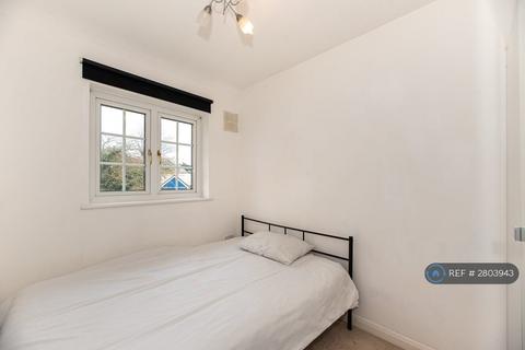 1 bedroom in a house share to rent, Red Post Hill, London, SE24