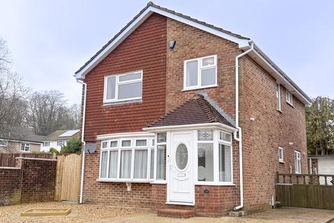 4 bedroom detached house to rent, Woburn Road, Crawley