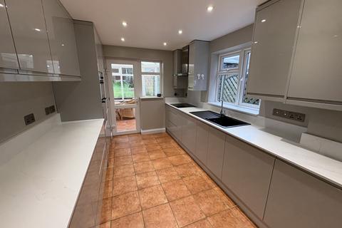 4 bedroom detached house to rent, Woburn Road, Crawley