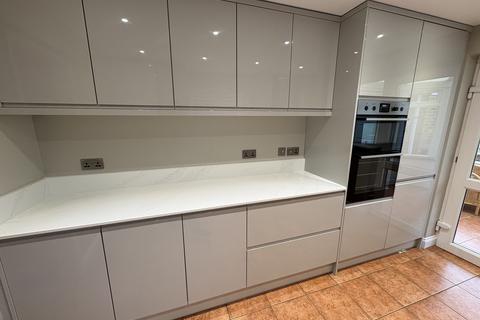 4 bedroom detached house to rent, Woburn Road, Crawley