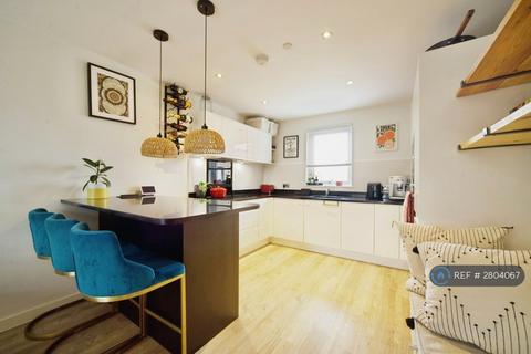 2 bedroom flat to rent, Woodley Crescent, London, NW2