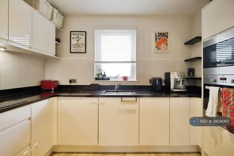 2 bedroom flat to rent, Woodley Crescent, London, NW2