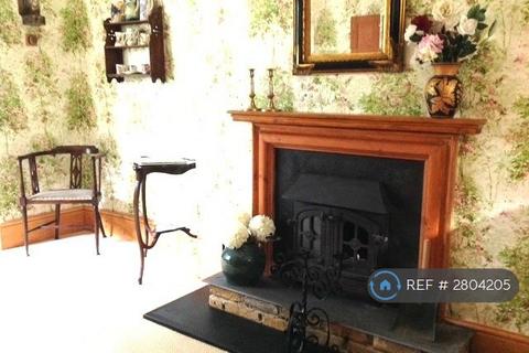 2 bedroom semi-detached house to rent, Petersham Road, Richmond, TW10