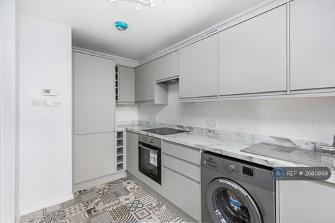 1 bedroom in a flat share to rent, Masterman House, London, SE5