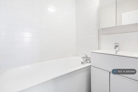 1 bedroom in a flat share to rent, Masterman House, London, SE5