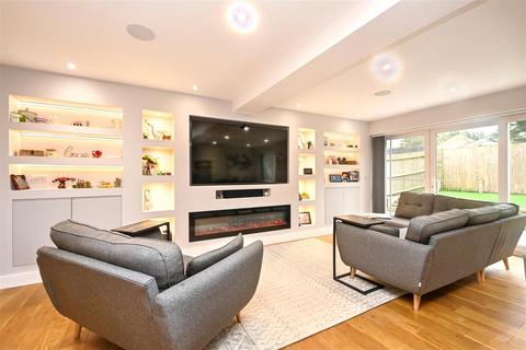 4 bedroom semi-detached house for sale, Cornflower Crescent, Polegate
