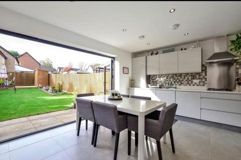 3 bedroom terraced house to rent, Woodside Road, Abbots Langley, WD5