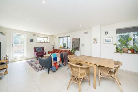 3 bedroom flat to rent, Coulgate Street, London SE4