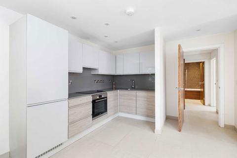3 bedroom flat to rent, Coulgate Street, London SE4