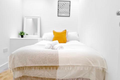 3 bedroom flat to rent, Reginald Square, London SE8