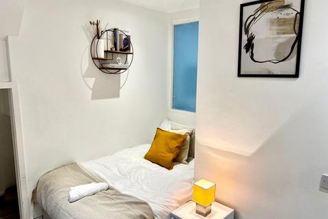 3 bedroom flat to rent, Reginald Square, London SE8