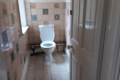2 bedroom flat to rent, Gledhow Wood Close, Leeds LS8