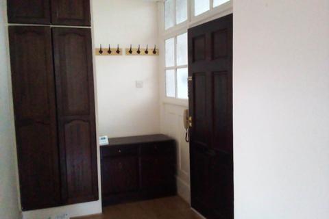 2 bedroom flat to rent, Gledhow Wood Close, Leeds LS8