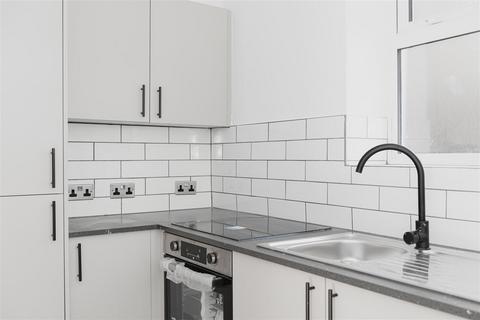2 bedroom maisonette to rent, Station Road, Redhill