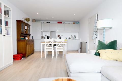 2 bedroom flat to rent, Angus Court, Thame