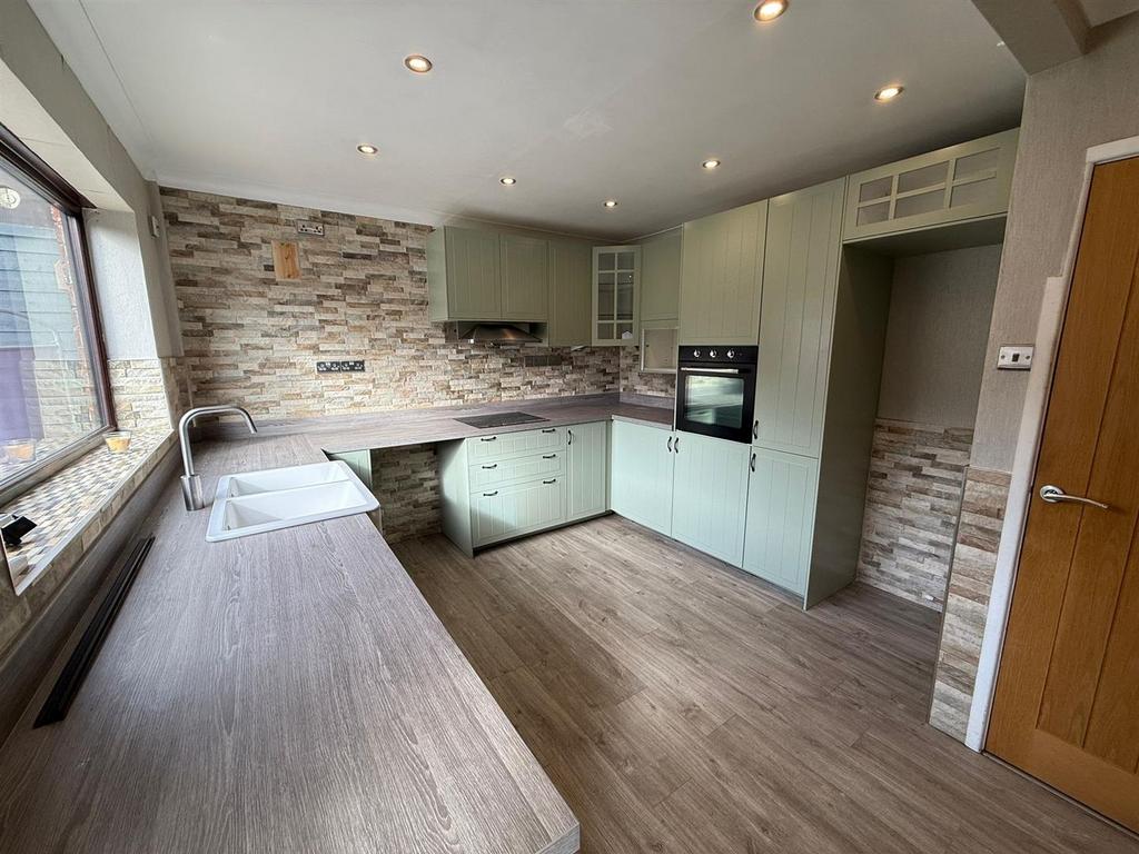 Kitchen 2 .jpeg