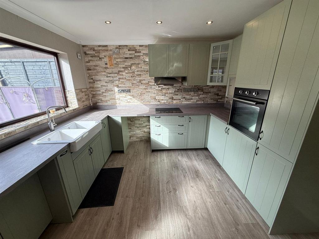 Kitchen 3 .jpeg