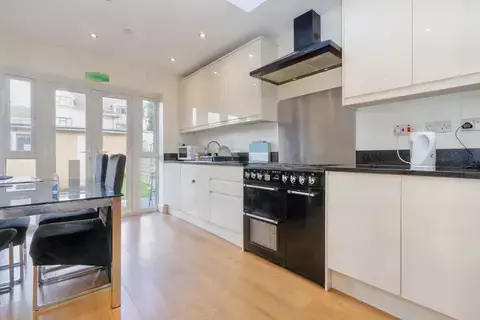 3 bedroom terraced house to rent, Huxley Road, London N18