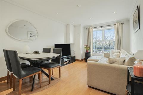 2 bedroom flat for sale, Skerne Walk, Kingston Upon Thames KT2