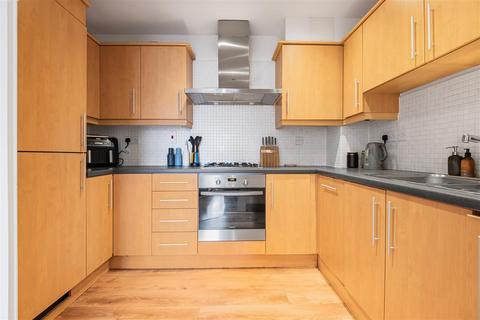 2 bedroom flat for sale, Skerne Walk, Kingston Upon Thames KT2