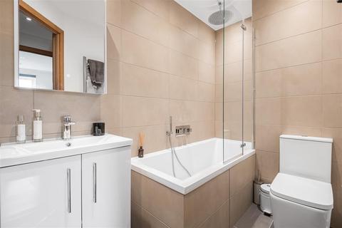 2 bedroom flat for sale, Skerne Walk, Kingston Upon Thames KT2