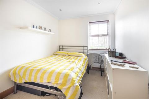 2 bedroom flat for sale, Skerne Walk, Kingston Upon Thames KT2