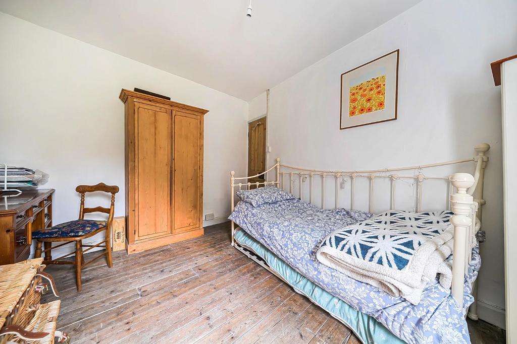 Bed 3 corner.jpg
