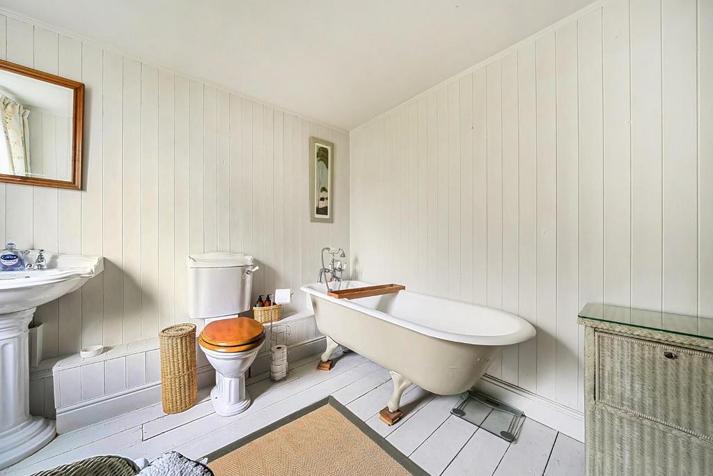 Bathroom corner.jpg