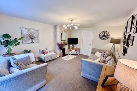 4 bedroom semi-detached house for sale, 24 Llwyn Brith, Llanrwst