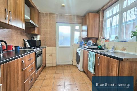 4 bedroom semi-detached house to rent, Brabazon Road, Hounslow, TW5