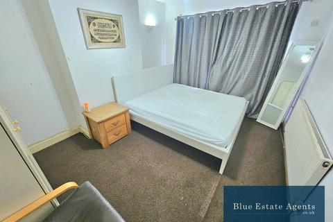 4 bedroom semi-detached house to rent, Brabazon Road, Hounslow, TW5