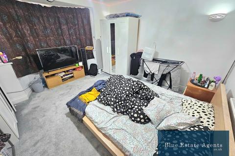 4 bedroom semi-detached house to rent, Brabazon Road, Hounslow, TW5