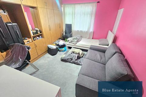 4 bedroom semi-detached house to rent, Brabazon Road, Hounslow, TW5