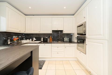1 bedroom flat to rent, Sovereign Court, London W8