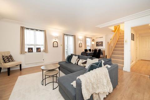 1 bedroom flat to rent, Sovereign Court, London W8