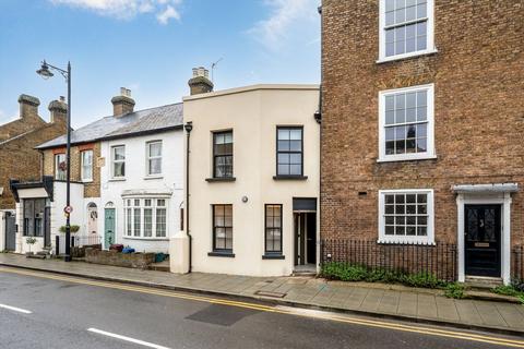 2 bedroom flat to rent, Thames Street, Sunbury-On-Thames TW16