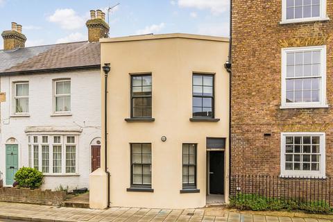 2 bedroom detached house to rent, Thames Street, Sunbury-On-Thames TW16