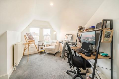 1 bedroom flat for sale, Huron Road, London SW17