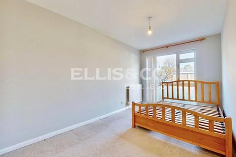 2 bedroom apartment to rent, Nigel Close, Northolt, UB5